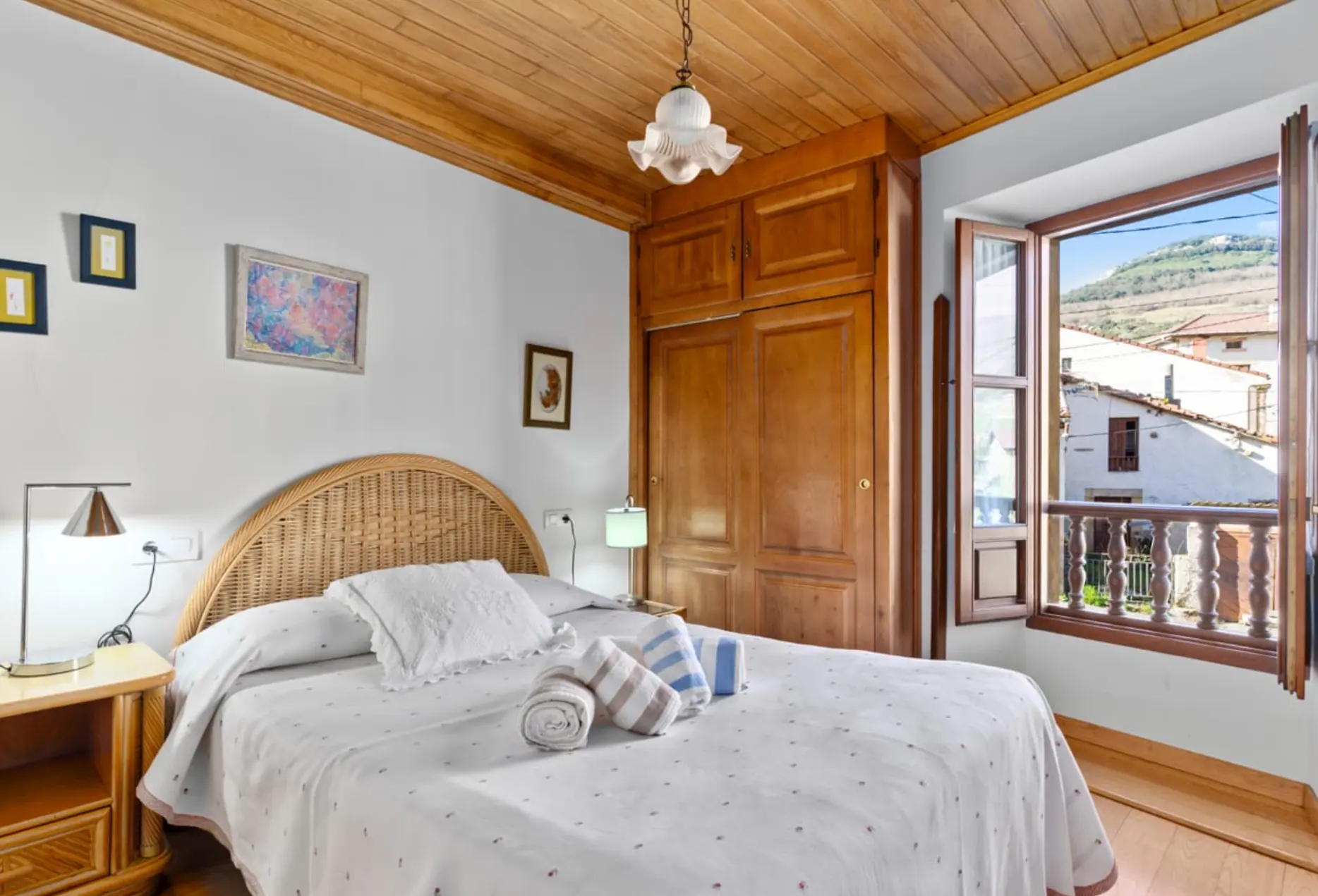 Dormitorio con suelo de castaño